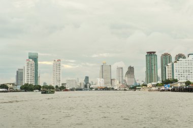 Tayland-Eylül 16,2015: Görünüm noktası Chao Phraya Nehri Saphan Taksin istasyona asiatique ön Nehri arasında bu istasyon Thonburi bölgesinde alanları işaret etmek önemlidir,