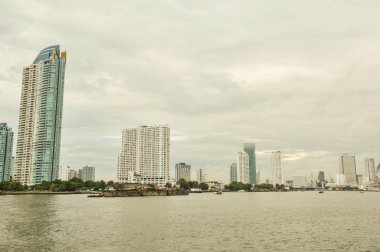 Tayland-Eylül 16,2015: Görünüm noktası Chao Phraya Nehri Saphan Taksin istasyona asiatique ön Nehri arasında bu istasyon Thonburi bölgesinde alanları işaret etmek önemlidir,