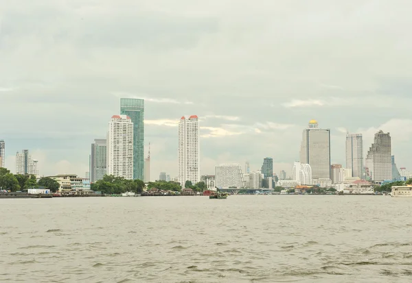 泰国 9 月 16,2015: 昭披耶河之间沙潘潘塔站至 asiatique 河前面视图点这站很重要指出吞武里区, — 图库照片