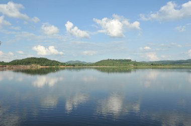 mavi gökyüzü arka planda rezervuar