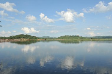 mavi gökyüzü arka planda rezervuar