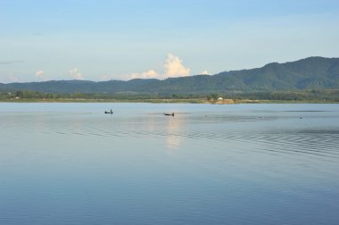 mavi gökyüzü arka planda rezervuar