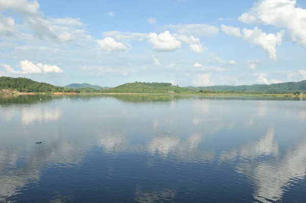 Reservoir in blauwe hemelachtergrond — Stockfoto