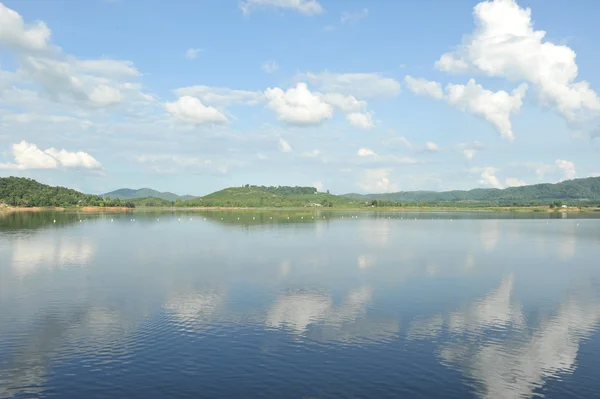 Reservoir im blauen Himmel Hintergrund — Stockfoto