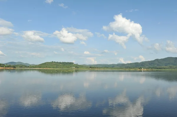 Reservoir in blauwe hemelachtergrond — Stockfoto
