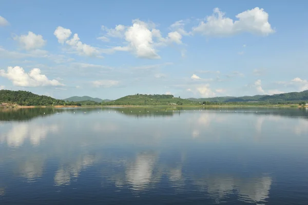 Reservoir im blauen Himmel Hintergrund — Stockfoto