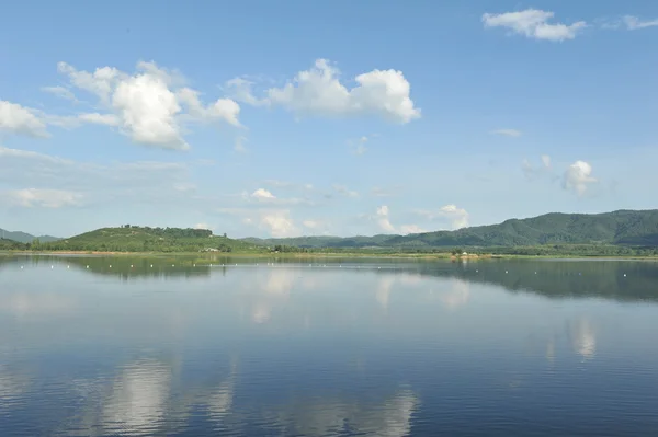 Reservoir im blauen Himmel Hintergrund — Stockfoto