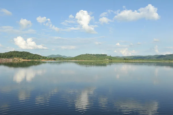 Reservoir in blauwe hemelachtergrond — Stockfoto