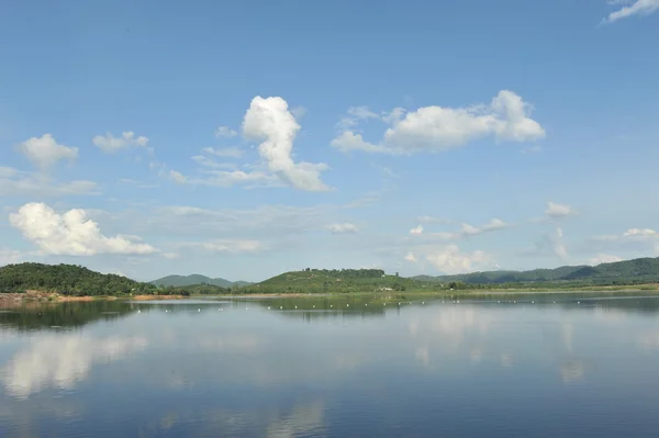 Reservoir in blauwe hemelachtergrond — Stockfoto