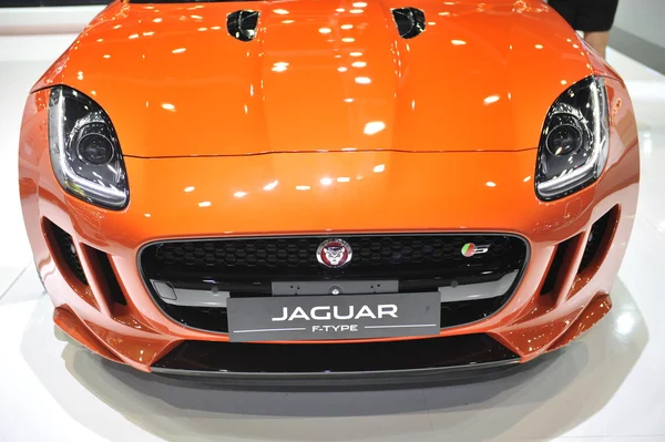 Автомобіль Jaguar Бангкоку-1 грудня на 32-й двигун expo 2015 на 1 грудня 2015 року в Бангкоку, Таїланд — стокове фото