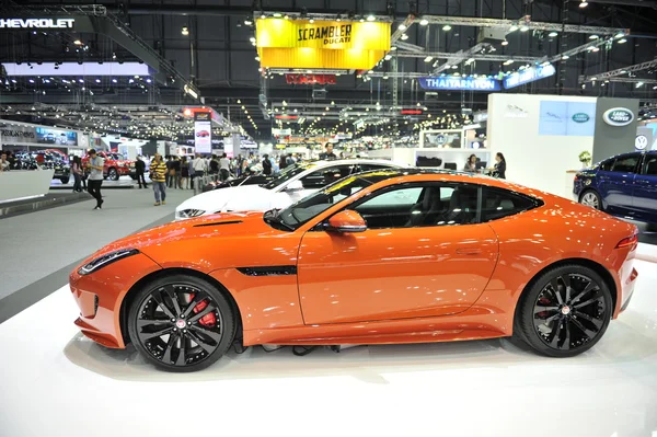 BANGKOK-DICIEMBRE 1 JAGUAR coche en La 32ª Motor expo 2015 el 1 de diciembre de 2015 en Bangkok, Tailandia — Foto de Stock