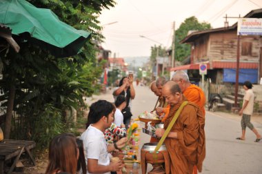 chaingkhan ili loie, Tayland - 17 Kasım: chaingkhan november17, 2015 tarihinde loie ilindeki sokak hayatta. sadaka bir Budist rahip yapışkan pirinç verin.