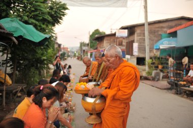 chaingkhan ili loie, Tayland - 17 Kasım: chaingkhan november17, 2015 tarihinde loie ilindeki sokak hayatta. sadaka bir Budist rahip yapışkan pirinç verin.