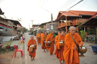 chaingkhan ili loie, Tayland - 17 Kasım: chaingkhan november17, 2015 tarihinde loie ilindeki sokak hayatta. sadaka bir Budist rahip yapışkan pirinç verin.