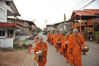 chaingkhan ili loie, Tayland - 17 Kasım: chaingkhan november17, 2015 tarihinde loie ilindeki sokak hayatta. sadaka bir Budist rahip yapışkan pirinç verin.