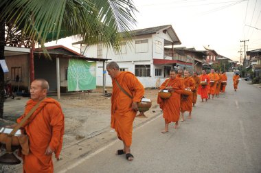 chaingkhan ili loie, Tayland - 17 Kasım: chaingkhan november17, 2015 tarihinde loie ilindeki sokak hayatta. sadaka bir Budist rahip yapışkan pirinç verin.
