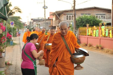 chaingkhan ili loie, Tayland - 17 Kasım: chaingkhan november17, 2015 tarihinde loie ilindeki sokak hayatta. sadaka bir Budist rahip yapışkan pirinç verin.