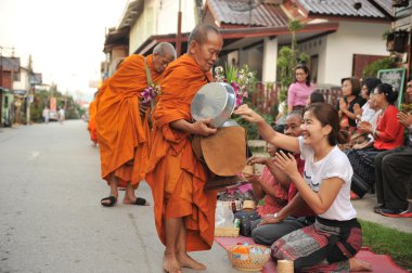 chaingkhan ili loie, Tayland - 17 Kasım: chaingkhan november17, 2015 tarihinde loie ilindeki sokak hayatta. sadaka bir Budist rahip yapışkan pirinç verin.