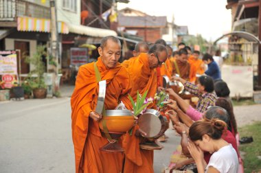 chaingkhan ili loie, Tayland - 17 Kasım: chaingkhan november17, 2015 tarihinde loie ilindeki sokak hayatta. sadaka bir Budist rahip yapışkan pirinç verin.
