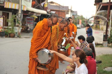 chaingkhan ili loie, Tayland - 17 Kasım: chaingkhan november17, 2015 tarihinde loie ilindeki sokak hayatta. sadaka bir Budist rahip yapışkan pirinç verin.