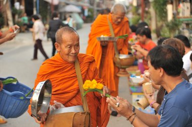 chaingkhan ili loie, Tayland - 17 Kasım: chaingkhan november17, 2015 tarihinde loie ilindeki sokak hayatta. sadaka bir Budist rahip yapışkan pirinç verin.