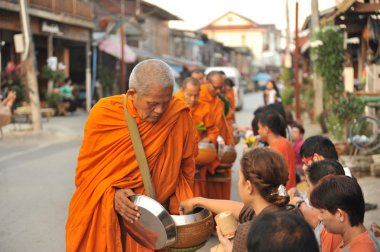 chaingkhan ili loie, Tayland - 17 Kasım: chaingkhan november17, 2015 tarihinde loie ilindeki sokak hayatta. sadaka bir Budist rahip yapışkan pirinç verin.