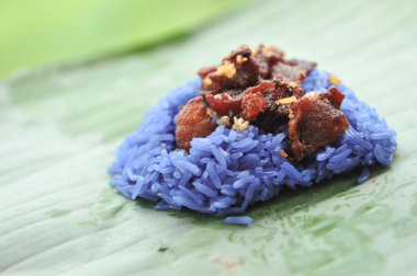 Domuz kızarmış pilav bezelye