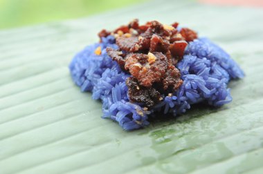 Domuz kızarmış pilav bezelye