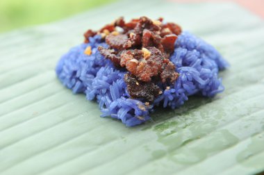 Domuz kızarmış pilav bezelye