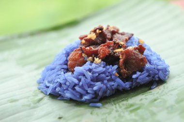 Domuz kızarmış pilav bezelye