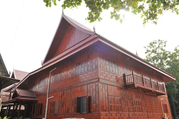 Casa tailandesa contemporánea de madera — Foto de Stock