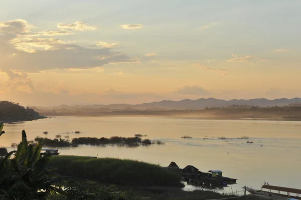 Zonsondergang in chaingkhan in loie provincie ten noordoosten in thailand — Stockfoto