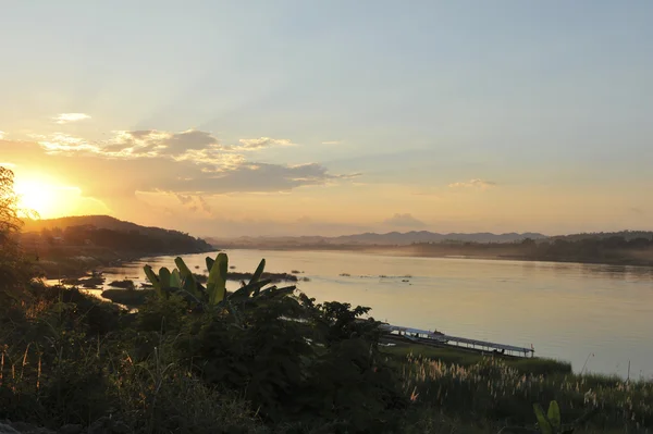 Por do sol em chaingkhan na província de loie nordeste na Tailândia — Fotografia de Stock