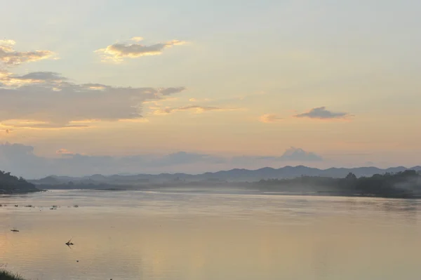 Zonsondergang in chaingkhan in loie provincie ten noordoosten in thailand — Stockfoto