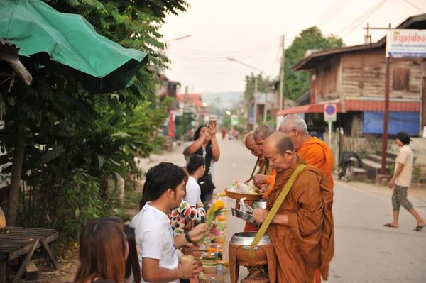 Chaingkhan en la provincia de loie, Tailandia - 17 de noviembre: la vida callejera en chaingkhan en la provincia de loie el 17 de noviembre de 2015. dar limosna a un monje budista arroz pegajoso — Foto de Stock