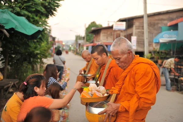 Chaingkhan en la provincia de loie, Tailandia - 17 de noviembre: la vida callejera en chaingkhan en la provincia de loie el 17 de noviembre de 2015. dar limosna a un monje budista arroz pegajoso — Foto de Stock