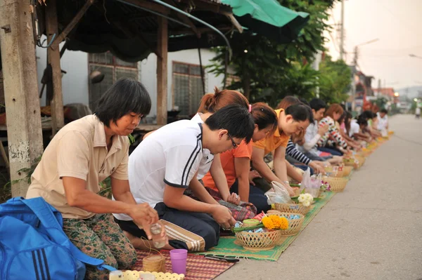 Chaingkhan en la provincia de loie, Tailandia - 17 de noviembre: la vida callejera en chaingkhan en la provincia de loie el 17 de noviembre de 2015. dar limosna a un monje budista arroz pegajoso — Foto de Stock