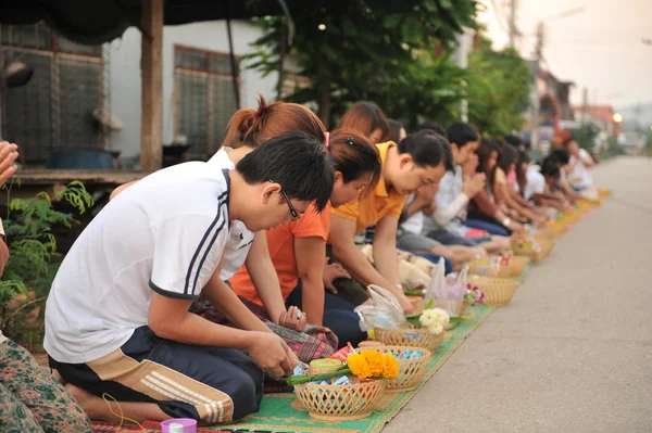 Chaingkhan en la provincia de loie, Tailandia - 17 de noviembre: la vida callejera en chaingkhan en la provincia de loie el 17 de noviembre de 2015. dar limosna a un monje budista arroz pegajoso — Foto de Stock