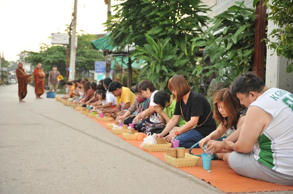 Chaingkhan en la provincia de loie, Tailandia - 17 de noviembre: la vida callejera en chaingkhan en la provincia de loie el 17 de noviembre de 2015. dar limosna a un monje budista arroz pegajoso — Foto de Stock