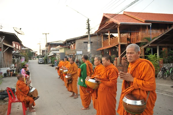 Chaingkhan en la provincia de loie, Tailandia - 17 de noviembre: la vida callejera en chaingkhan en la provincia de loie el 17 de noviembre de 2015. dar limosna a un monje budista arroz pegajoso — Foto de Stock