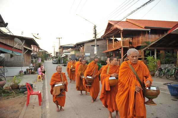 Chaingkhan en la provincia de loie, Tailandia - 17 de noviembre: la vida callejera en chaingkhan en la provincia de loie el 17 de noviembre de 2015. dar limosna a un monje budista arroz pegajoso — Foto de Stock