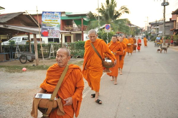 Chaingkhan en la provincia de loie, Tailandia - 17 de noviembre: la vida callejera en chaingkhan en la provincia de loie el 17 de noviembre de 2015. dar limosna a un monje budista arroz pegajoso — Foto de Stock