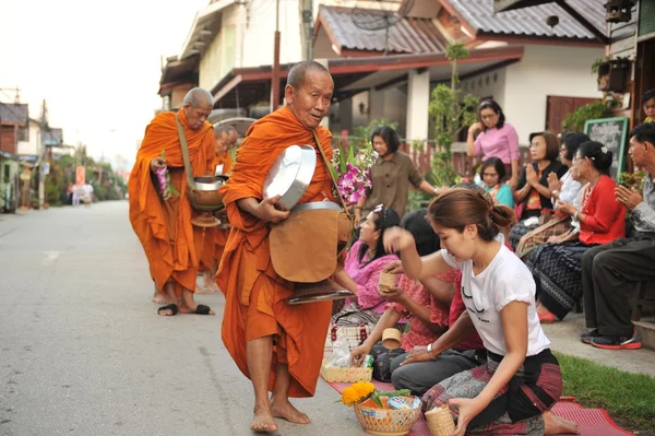 Chaingkhan en la provincia de loie, Tailandia - 17 de noviembre: la vida callejera en chaingkhan en la provincia de loie el 17 de noviembre de 2015. dar limosna a un monje budista arroz pegajoso — Foto de Stock