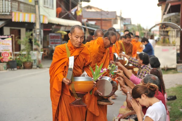 Chaingkhan en la provincia de loie, Tailandia - 17 de noviembre: la vida callejera en chaingkhan en la provincia de loie el 17 de noviembre de 2015. dar limosna a un monje budista arroz pegajoso — Foto de Stock