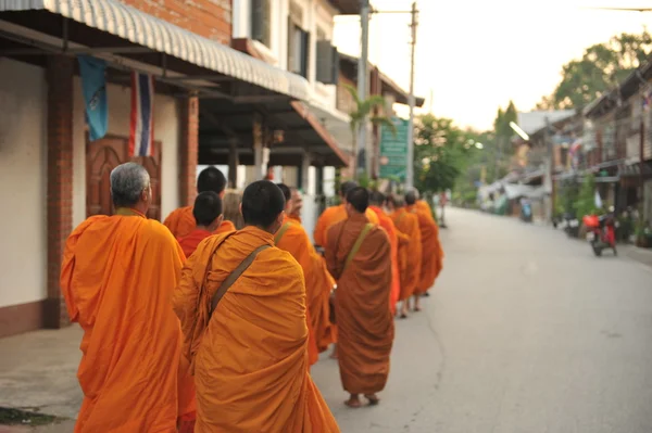 Chaingkhan nella provincia di loie, Thailandia - 17 novembre: vita di strada a chaingkhan nella provincia di loie il 17 novembre 2015. fai l'elemosina a un monaco buddista riso appiccicoso — Foto Stock