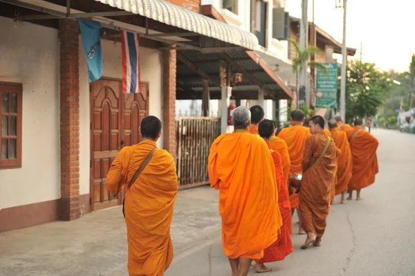 Chaingkhan en la provincia de loie, Tailandia - 17 de noviembre: la vida callejera en chaingkhan en la provincia de loie el 17 de noviembre de 2015. dar limosna a un monje budista arroz pegajoso — Foto de Stock