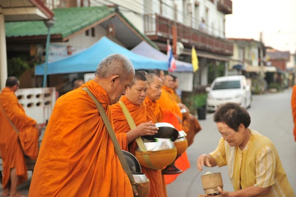 Chaingkhan в loie провінції, Таїланд - 17 листопада: вулиці життя в chaingkhan провінції loie на november17, 2015 року. милостиню Подавайте з буддійським ченцем липким рисом — стокове фото