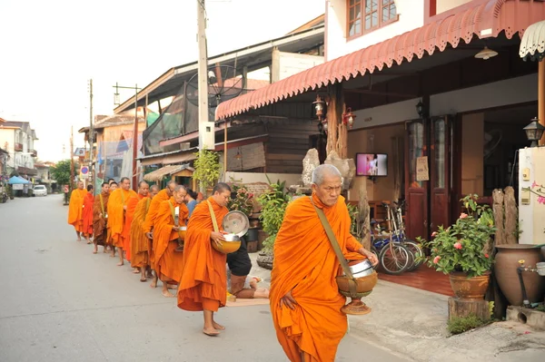 Chaingkhan in loie province, Thailand - november 17: street life in chaingkhan in loie province on november17, 2015. Give alms to a Buddhist monk sticky rice — стоковое фото