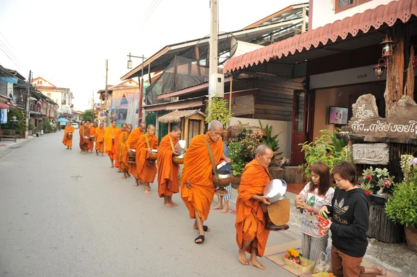 Chaingkhan en la provincia de loie, Tailandia - 17 de noviembre: la vida callejera en chaingkhan en la provincia de loie el 17 de noviembre de 2015. dar limosna a un monje budista arroz pegajoso — Foto de Stock