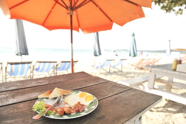 Desayuno americano sobre fondo de playa — Foto de Stock